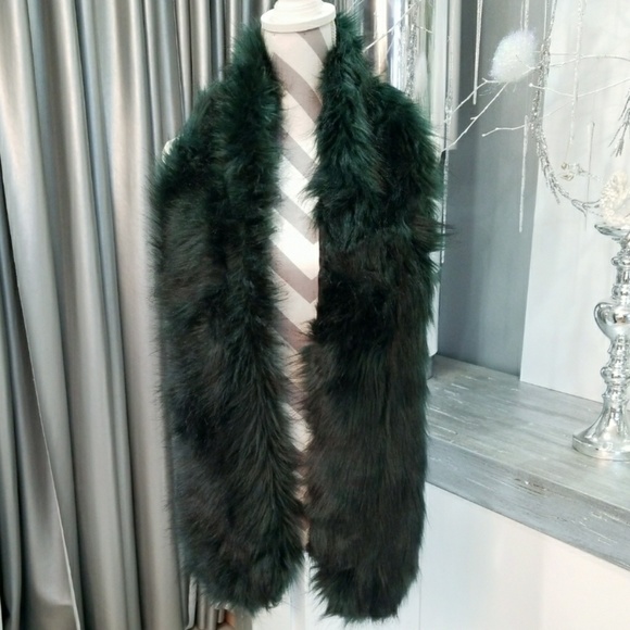 (last 2) GREEN FAUX FUR SCARF - Picture 2 of 4